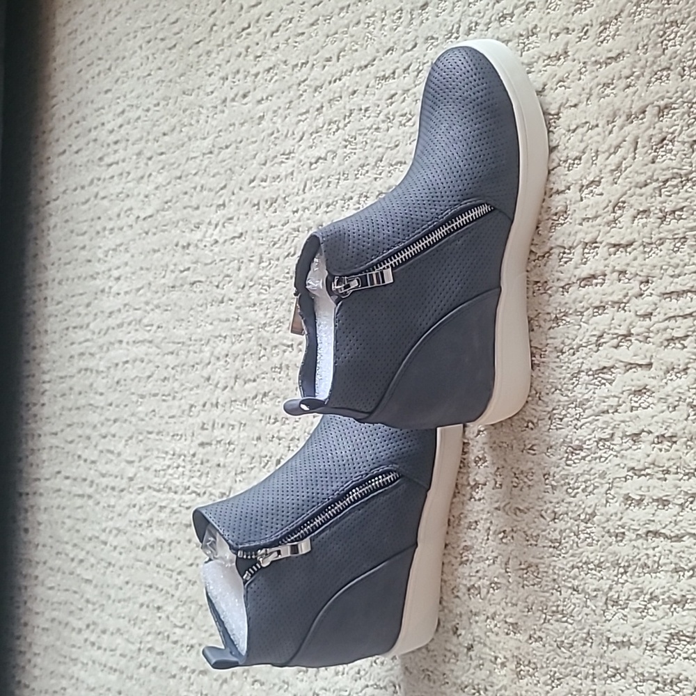 Journee Womens Wedge Sneakers